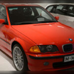 El BMW E46 Compact fue una variante más corta y accesible del Serie 3, pensada para conducción urbana. Aunque compartía parte de la gama mecánica con el E46 convencional, su enfoque más económico y compacto no encajó con el gusto del mercado estadounidense, que prefería berlinas más grandes.