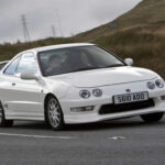 El Honda Integra Type R es considerado uno de los mejores coches de tracción delantera de la historia gracias a su motor atmosférico de altas revoluciones, su bajo peso y su rigidez estructural. Su enfoque casi de competición lo convirtió en una referencia mundial de precisión y sensaciones al volante.