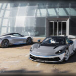 El Pininfarina Battista demuestra que la electrificación también puede dominar el mundo de los hiperdeportivos. Sus cuatro motores eléctricos desarrollan un total de 1.900 CV, permitiéndole acelerar de 0 a 100 km/h en apenas 1,86 segundos y superar los 350 km/h de velocidad máxima. Además de sus prestaciones brutales, destaca por un diseño elegante inspirado en la tradición de la legendaria firma italiana.