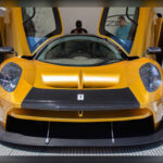 El SCG 004, creado por Scuderia Cameron Glickenhaus, es uno de los proyectos más interesantes de la industria estadounidense actual. Equipado con un V8 central de alrededor de 650 caballos y una caja manual de seis velocidades, apuesta por una experiencia de conducción pura inspirada en el legendario McLaren F1 gracias a su posición central de conducción. Además, deriva directamente de los programas de competición de la marca, que ya han demostrado su potencial en las 24 Horas de Le Mans.