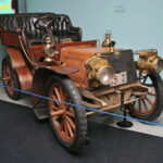 Apenas dos años después de su fundación, Fiat demostró una rápida evolución con el Fiat 12 HP. Su potente motor de cuatro cilindros y 3,8 litros representaba un enorme salto respecto a los primeros modelos de la marca. Además de atraer atención fuera de Italia, este automóvil inició la tradición deportiva de Fiat al conseguir importantes victorias en competición, incluyendo el primer evento automovilístico disputado en la península ibérica.