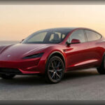 Los rumores alrededor del Tesla Roadster Crossover apuntan a un modelo que llevará las prestaciones eléctricas a un nuevo nivel. Se espera que utilice motores eléctricos de última generación junto con una estructura de batería integrada que mejorará la rigidez y la dinámica de conducción. Su sistema avanzado de reparto de par y una carrocería elevada podrían convertirlo en uno de los SUV de altas prestaciones más sorprendentes del mercado.