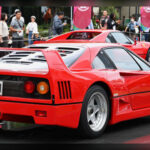 El Ferrari F40 es uno de los superdeportivos más legendarios jamás construidos. Diseñado bajo la supervisión de Enzo Ferrari antes de su fallecimiento, apostó por la ligereza extrema y una experiencia de conducción sin filtros electrónicos. Su motor V8 biturbo, combinado con una carrocería de materiales compuestos y un enfoque radical, lo convirtió en uno de los coches más deseados de todos los tiempos.