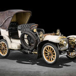 El Mercedes-Simplex llegó como evolución directa del 35hp y sorprendió por ofrecer una conducción más sencilla y una potencia superior. Con versiones que llegaron hasta los 65 CV, se convirtió en uno de los vehículos más avanzados de principios del siglo XX. Su popularidad alcanzó incluso a figuras como el emperador Guillermo II y el magnate estadounidense William K. Vanderbilt.