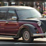 Para celebrar su 60º aniversario, Toyota decidió rendir homenaje a su primer automóvil, el Model AA de 1936. Así nació el Toyota Classic en 1996, una edición limitada de apenas 100 unidades que combinaba una estética inspirada en los años treinta con componentes modernos procedentes del Hilux. Su carrocería bicolor, los estribos laterales, el volante de madera y los detalles retro lo convertían en un vehículo completamente diferente a cualquier otro Toyota de su época. Además, incorporaba elementos avanzados para entonces como navegador integrado, climatizador y elevalunas eléctricos.