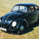Pocos automóviles han tenido un impacto tan grande como el Volkswagen Beetle. Gracias al impulso del mayor británico Ivan Hirst, la producción de este peculiar modelo se reactivó tras la guerra y rápidamente comenzó a ganar popularidad. Con más de 21,5 millones de unidades fabricadas a lo largo de su historia, el Beetle proporcionó los recursos necesarios para convertir a Volkswagen en uno de los mayores fabricantes del mundo.