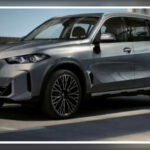 El BMW X5 sigue siendo uno de los SUVs de lujo más deseados del mercado, pero adquirir uno usado puede resultar mucho más caro de lo esperado. La combinación de una fuerte depreciación, seguros elevados y mantenimiento especializado genera costos de propiedad muy altos.

Las versiones más potentes consumen bastante combustible y, cuando aparecen averías en sistemas electrónicos, suspensión neumática o motores turboalimentados, las reparaciones suelen costar miles de dólares. Lo que parece una oferta atractiva puede convertirse rápidamente en una carga económica.