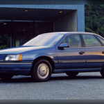Cuando apareció en 1986, el Ford Taurus cambió la percepción de las berlinas americanas. Su diseño moderno, la tracción delantera y una mejor calidad de fabricación le permitieron competir de tú a tú con referentes japoneses como el Toyota Camry y el Honda Accord. Aunque con el paso de los años perdió protagonismo frente a los SUV, sigue siendo uno de los nombres más reconocidos de Ford. En una futura generación de berlinas eléctricas, el Taurus podría recuperar parte de su relevancia histórica.