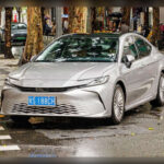El Toyota Camry destaca por ofrecer una combinación difícil de igualar entre confort, calidad y longevidad mecánica. Sus motores están desarrollados para priorizar la durabilidad antes que las prestaciones extremas, reduciendo así el desgaste prematuro. Esta filosofía ha permitido que numerosos ejemplares superen las 200.000 millas manteniendo un elevado nivel de fiabilidad.