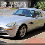 El BMW Z8 combinó la estética clásica del legendario BMW 507 con la tecnología moderna de finales de los años noventa. Equipado con un potente motor V8 y una fabricación de altísima calidad, ofrecía una experiencia de conducción excepcional. Sin embargo, su elevado precio limitó considerablemente sus ventas. Actualmente es una de las piezas más valoradas por coleccionistas y uno de los BMW más exclusivos jamás producidos.