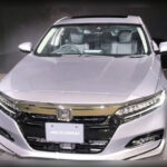 La principal novedad del modelo será su nuevo lenguaje de diseño. El Accord 2027 abandonará las formas suaves y discretas de la generación actual para adoptar una apariencia más angular, musculosa y llamativa. Honda busca reforzar la personalidad visual de su berlina insignia con una presencia más imponente que le permita competir en un mercado cada vez más influenciado por diseños atrevidos y tecnológicos.