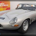 Considerado por muchos como uno de los coches más bellos jamás fabricados, el Jaguar E-Type revolucionó la industria cuando apareció en 1961. Sus líneas fluidas, el largo capó y unas prestaciones sobresalientes para su tiempo lo convirtieron en un auténtico icono. Más de seis décadas después, sigue siendo una referencia de diseño y una pieza muy codiciada dentro del mercado de clásicos.