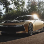 La marca DS aprovechó su décimo aniversario para reinterpretar uno de los modelos más innovadores de Citroën. El SM Tribute conserva la inconfundible silueta del SM original de los años setenta, pero incorpora una visión completamente moderna con pantallas digitales, tecnología de proyección y un interior futurista. El resultado es una combinación perfecta entre herencia y vanguardia.