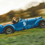 El Alfa Romeo 8C LM llegó a Le Mans en 1931 con una configuración mecánica tan innovadora como eficaz. Su motor de ocho cilindros en línea, desarrollado a partir de dos bloques de cuatro cilindros, generaba alrededor de 155 caballos de potencia, una cifra extraordinaria para aquellos años. Su velocidad máxima de 125 mph lo convirtió en uno de los vehículos más rápidos y admirados de la parrilla.