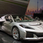 El Corvette ZR1X apunta a convertirse en uno de los deportivos más extremos jamás fabricados por Chevrolet. Combinará un motor V8 biturbo con tecnología híbrida derivada del Corvette E-Ray para superar los 1.250 caballos de potencia. Además de acelerar con una brutalidad inédita, contará con una tracción mejorada y una puesta a punto enfocada en circuito.