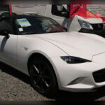 El Mazda MX-5 Miata apareció en una época en la que los pequeños roadsters asequibles prácticamente habían desaparecido. Su fórmula basada en bajo peso, excelente equilibrio y diversión al volante conquistó de inmediato a los entusiastas. Además de ser fiable y económico de mantener, recuperó la esencia de los deportivos clásicos y se convirtió en uno de los descapotables más vendidos de todos los tiempos.