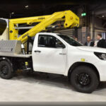 Toyota ha equipado a la Hilux eléctrica con un sistema de tracción integral mediante dos motores eléctricos, reforzado para mantener las capacidades todoterreno que caracterizan a la pickup. La marca asegura que el modelo sigue siendo capaz de afrontar terrenos complicados sin renunciar a la robustez que esperan los usuarios tradicionales de Hilux.