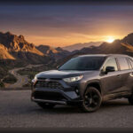 La reputación de robustez del Toyota RAV4 continúa impulsando sus ventas en Estados Unidos. Disponible con motores de gasolina e híbridos, ofrece una combinación muy equilibrada de eficiencia, tecnología y confort. Su versatilidad para el uso diario y los viajes familiares lo mantiene entre los SUV más demandados. El precio de partida para 2026 es de aproximadamente 31.000 dólares.