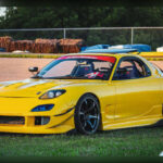 El Mazda RX-7 FD destacó por ofrecer una propuesta completamente diferente al resto de sus rivales. Su motor rotativo biturbo proporcionaba una entrega de potencia única y una capacidad para subir de revoluciones difícil de igualar. Además, su bajo peso, equilibrio casi perfecto y una estética que sigue siendo admirada décadas después lo convirtieron en una referencia para los amantes de la conducción más pura.
