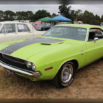 El Dodge Challenger R/T de 1970 se convirtió rápidamente en uno de los referentes de la era dorada de los muscle cars. Las versiones equipadas con los motores 426 Hemi y 440 V8 superaban los 425 caballos de potencia, ofreciendo una aceleración brutal que dejó sin palabras a miles de conductores y aficionados.