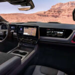 La cabina de la nueva Silverado recibió una transformación profunda, algo que ya se había anticipado meses antes. Chevrolet confirmó una pantalla central de 16,3 pulgadas, un cuadro de instrumentos digital de 12,2 pulgadas y, en las versiones más equipadas, una pantalla adicional para el pasajero de 11,5 pulgadas, además de head-up display y espejo retrovisor digital.