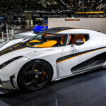 El Koenigsegg Regera rompió con las convenciones tradicionales al eliminar la caja de cambios convencional y utilizar un innovador sistema de transmisión directa. Su conjunto híbrido desarrolla más de 1.500 CV gracias a la combinación de un V8 biturbo y tres motores eléctricos. Esta solución permite una aceleración brutal y una velocidad máxima superior a los 400 km/h, situándolo entre los vehículos más avanzados jamás fabricados.