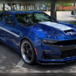 Antes del final de la producción del Camaro, Specialty Vehicle Engineering creó el espectacular Yenko/SC Camaro 2024. Basado en el Camaro SS 1LE, este modelo podía desarrollar hasta 1.500 CV gracias a un enorme V8 sobrealimentado. Con solo 200 ejemplares previstos, se convirtió en una de las despedidas más radicales de la historia de Chevrolet.