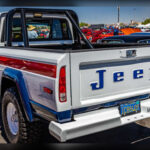 El Jeep J10 Honcho destacó a finales de los años setenta por sus llamativos gráficos, colores exclusivos y una imagen inconfundible. Aunque nunca se fabricó en grandes cantidades, su auténtico ADN Jeep y sus capacidades fuera del asfalto han hecho que los ejemplares bien conservados sean especialmente difíciles de encontrar en la actualidad.