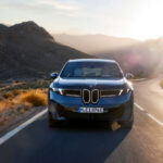 Uno de los mayores logros del nuevo SUV eléctrico es su aislamiento acústico. BMW ha trabajado intensamente para minimizar el ruido aerodinámico y de rodadura, creando un entorno donde las conversaciones pueden mantenerse con total naturalidad y donde los sistemas multimedia funcionan sin interferencias, reforzando la sensación de lujo a bordo.