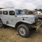 Derivada de los vehículos militares utilizados durante la Segunda Guerra Mundial, la Dodge Power Wagon llegó al mercado civil en 1945 con una reputación de dureza incomparable. Gracias a su tracción total, elevada distancia al suelo y potente cabrestante, era capaz de atravesar terrenos donde otros vehículos simplemente quedaban atrapados, convirtiéndose en una herramienta indispensable para muchos agricultores.