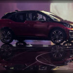 El i3 First Edition toma como base la variante M Sport, una configuración que define tanto su enfoque estético como parte de sus características dinámicas. Esta versión inicial servirá como escaparate del diseño, el equipamiento y la identidad deportiva que BMW quiere asociar a su nueva generación de berlinas eléctricas.