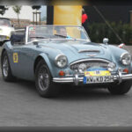Pocos deportivos británicos han alcanzado el prestigio del Austin-Healey 3000. Su combinación de líneas elegantes, motor de seis cilindros y capacidades tanto para el turismo como para la competición le permitieron destacar dentro y fuera de los circuitos. Su imagen clásica, acompañada por unas prestaciones sobresalientes para la época, sigue convirtiéndolo en uno de los coches británicos más deseados por coleccionistas y aficionados.