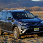 El Toyota RAV4 Hybrid XSE 2021 también experimentó una fuerte revalorización. Su precio nuevo era de 38.781 dólares, mientras que algunas unidades usadas alcanzaron 44.998 dólares. Su excelente consumo, cercano a las 40 millas por galón, y la elevada demanda de SUV híbridos impulsaron unos precios muy superiores a los esperados.
