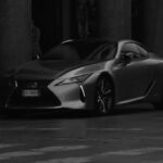 Con una carrocería de fibra de carbono y un espectacular motor V10 atmosférico, el Lexus LFA demostró que la firma japonesa podía competir de tú a tú con los mejores fabricantes de superdeportivos. Su producción limitada y el sonido inconfundible de su mecánica lo han convertido con el paso de los años en una de las piezas más exclusivas y valoradas del mercado.