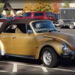 El Volkswagen Beetle, conocido como Escarabajo, respondió a la creciente necesidad de contar con un automóvil fiable, económico y fácil de mantener tras la Segunda Guerra Mundial. Con el paso de los años también se convirtió en un símbolo de libertad e individualidad durante los años 60, consolidándose como uno de los coches más reconocibles y queridos de la historia.