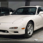 El Mazda RX-7 FD destacó por su ligero chasis y por el exclusivo motor rotativo biturbo, una configuración que ofrecía una experiencia de conducción completamente diferente a la de sus rivales. Su excelente comportamiento dinámico y la innovación de su mecánica lo convirtieron en un coche muy admirado por quienes buscaban algo distinto dentro del segmento de los deportivos.