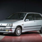 El Renault Clio Baccara llevó el lujo al segmento de los utilitarios a principios de los años 90. Equipaba llantas específicas, tapicería de cuero Connolly, climatización y motores de mayor cilindrada que el resto de la gama. También era habitual encontrarlo con transmisión automática, una combinación poco frecuente entre los coches pequeños de aquella época.