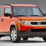 La posible vuelta del Honda Element no ha surgido de la nada. En julio de 2024, la firma registró una patente correspondiente a un vehículo con un diseño inspirado en el histórico SUV. Aunque en aquel momento no presentó ningún prototipo ni adelantó detalles oficiales, los recientes informes indican que Honda habría seguido desarrollando el proyecto de forma discreta, dando cada vez más fuerza a la posibilidad de que el modelo vuelva a convertirse en realidad.