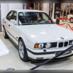 El BMW 5 Series Touring F10 combinaba el confort de una berlina premium con la versatilidad de un familiar. Ofrecía motores potentes, incluso versiones híbridas y V8 turbo, además de un interior refinado con tecnología avanzada. Sin embargo, BMW decidió no venderlo en EE.UU. para no competir con otras variantes de la gama.