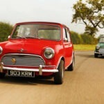 El Mini Cooper classic fue pionero en demostrar que un coche pequeño podía ser extremadamente ágil. Su centro de gravedad bajo y su diseño compacto le daban una respuesta inmediata en curvas, mientras que las versiones Cooper S añadían un extra de potencia y carácter deportivo.