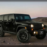 Jeep mantiene intacta su fama entre los amantes de la aventura, aunque sus resultados en fiabilidad generan dudas. Modelos tan populares como el Wrangler y el Cherokee han registrado incidencias en sistemas electrónicos y transmisiones, elementos que elevan los costes de mantenimiento y preocupan a muchos compradores.