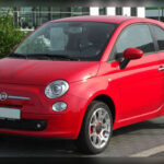 El Fiat 500 conquistó a muchos compradores gracias a su estética retro y tamaño compacto. Sin embargo, los fallos mecánicos, las averías eléctricas y diversos problemas de fiabilidad han afectado a numerosas unidades, con incidencias que en algunos casos comienzan antes de los 50.000 kilómetros, reduciendo considerablemente su atractivo como coche usado.