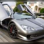 Cuando el SSC Ultimate Aero estableció un récord certificado por Guinness con una velocidad máxima de 257,41 mph, logró destronar al Bugatti Veyron como el coche de producción más rápido del mundo. A pesar de semejante logro, la falta de imagen de marca, un diseño discutido y una calidad de construcción mejorable limitaron su éxito comercial. Aun así, el modelo demostró que una pequeña empresa estadounidense podía desafiar a los gigantes europeos.