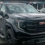 Muy relacionada con la Silverado, la GMC Sierra 1500 Duramax Diesel 2026 ofrece cifras de consumo que oscilan entre los 24 y 26 MPG combinados según la configuración elegida. Además de su excelente eficiencia, destaca por un diseño más exclusivo, una elevada capacidad de remolque y una autonomía que reduce significativamente las visitas a la gasolinera.
