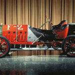En 1907, Fiat se consolidó como la referencia del automovilismo europeo al conquistar pruebas tan prestigiosas como la Targa Florio, el Kaiserpreis y el Gran Premio de Francia. El talento de Felice Nazzaro fue fundamental, pero también destacó la capacidad técnica de la marca para desarrollar motores específicos adaptados a cada reglamento, una estrategia que permitió a Fiat dominar la competición internacional.