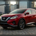 El renovado Nissan Murano llegará con una imagen completamente actualizada, acompañada de un nuevo motor turboalimentado y una transmisión automática de nueve velocidades. En el interior, la apuesta será por un diseño más minimalista y materiales de mayor calidad. También incorporará cristales acústicos mejorados para ofrecer un nivel de aislamiento que promete convertir cada viaje en una experiencia mucho más silenciosa.