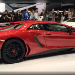Pocos automóviles generan tanta atención como el Lamborghini Aventador SVJ. Su espectacular diseño, las icónicas puertas de apertura vertical y el sonido de su motor V12 atmosférico representan la esencia más pura de Lamborghini. Además, incorpora avanzados sistemas aerodinámicos activos que mejoran el rendimiento en circuito y lo convierten en una auténtica máquina de altas prestaciones.