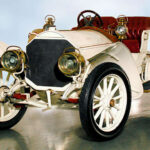 El Mercedes 75hp estuvo rodeado por la polémica salida de Wilhelm Maybach de Daimler tras un conflicto interno dentro de la compañía. Antes de abandonar la firma, el legendario ingeniero dejó como herencia el primer motor de seis cilindros de Mercedes, una mecánica de 10,2 litros que estableció nuevos estándares de rendimiento para la época.