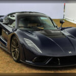 El Hennessey Venom F5 es uno de los grandes aspirantes al título del coche de producción más rápido del planeta. Su motor V8 biturbo de 6,6 litros entrega unos impresionantes 1.817 CV, mientras que su construcción en fibra de carbono y su estudiado diseño aerodinámico le permiten ofrecer prestaciones extremas sin comprometer el control a altas velocidades.