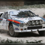 El Lancia 037 ocupa un lugar privilegiado en la historia del Campeonato Mundial de Rally. Desarrollado para la mítica era del Grupo B, utilizaba un motor central sobrealimentado y una construcción ligera orientada al máximo rendimiento. Su victoria en el Mundial de Constructores de 1983 lo convirtió en uno de los coches de competición más admirados de todos los tiempos y una versión actual inspirada en los rallyes sería muy bien recibida por los entusiastas.